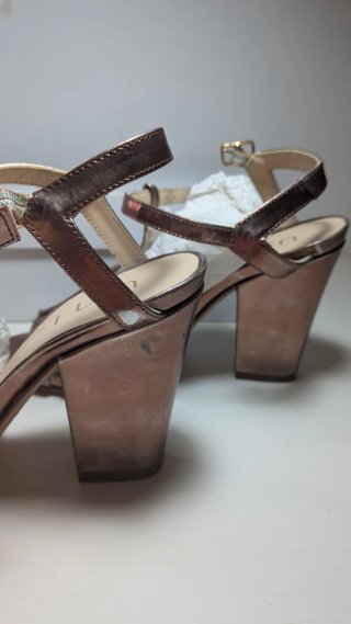 Sandalias Unisa tacón dorado