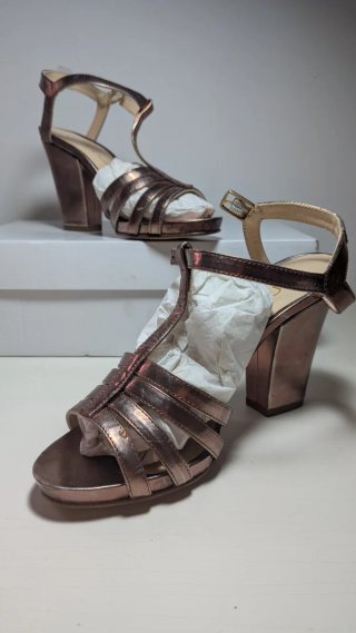 Sandalias Unisa tacón dorado