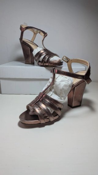 Sandalias Unisa tacón dorado