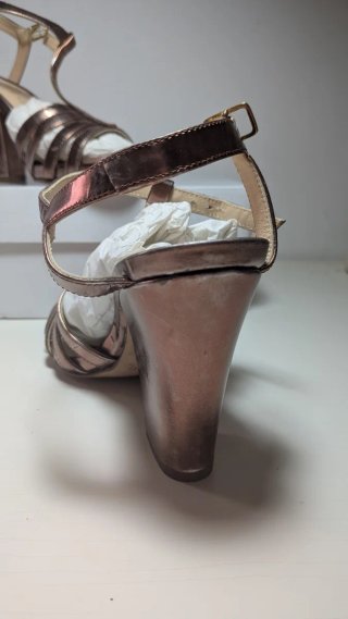 Sandalias Unisa tacón dorado