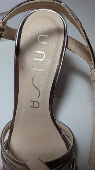 Sandalias Unisa tacón dorado
