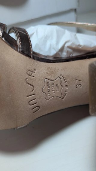 Sandalias Unisa tacón dorado