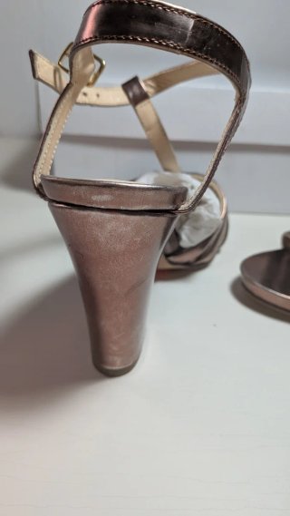 Sandalias Unisa tacón dorado
