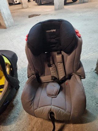 Dos sillas de coche para bebé