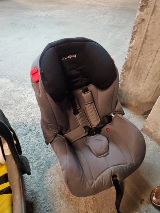 Dos sillas de coche para bebé