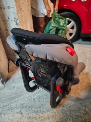 Dos sillas de coche para bebé