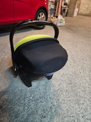 Dos sillas de coche para bebé