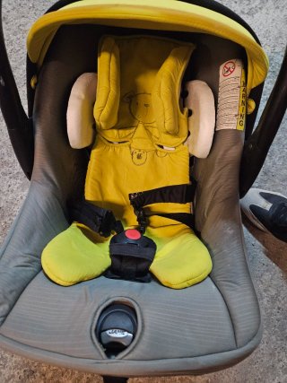 Dos sillas de coche para bebé