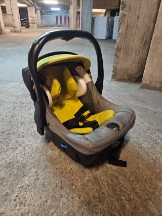 Dos sillas de coche para bebé