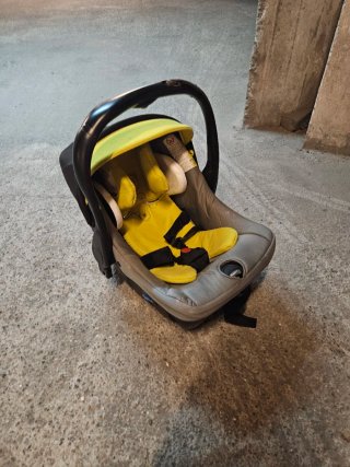 Dos sillas de coche para bebé