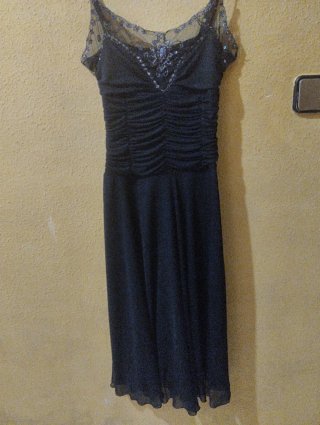 Vestido negro con pedrería