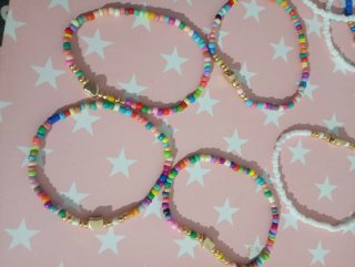 Pulseritas rojas y turquesa a un euro y a dos