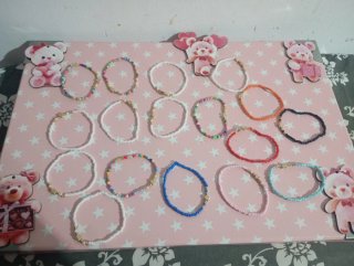 Pulseritas rojas y turquesa a un euro y a dos