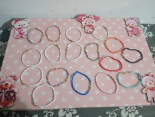 Pulseritas rojas y turquesa a un euro y a dos