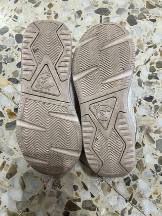 Zapatillas deportivas blancas y rosas