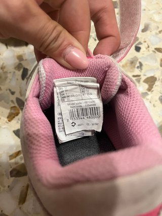 Zapatillas deportivas blancas y rosas