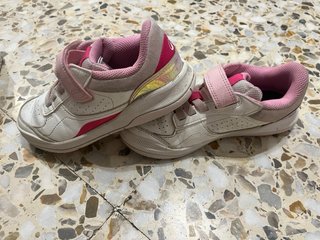 Zapatillas deportivas blancas y rosas