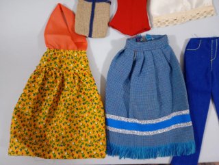 LOTE DE ROPA BARBIE Y UNOS PENDIENTES y COLLAR