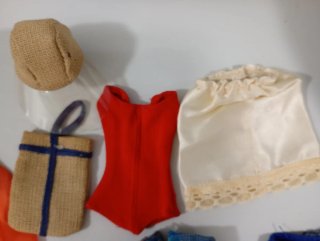 LOTE DE ROPA BARBIE Y UNOS PENDIENTES y COLLAR
