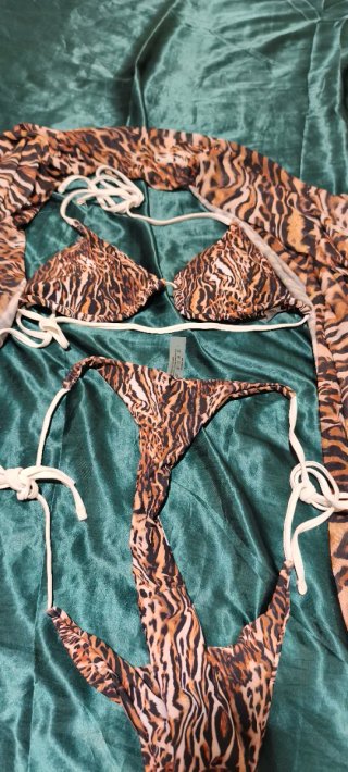 Traje de baño bikini y pareo estampado