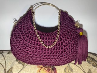 Bolso color vino con asa y Cadena Dorada