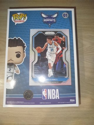 Funko Pop LaMelo Ball NBA con tarjeta.