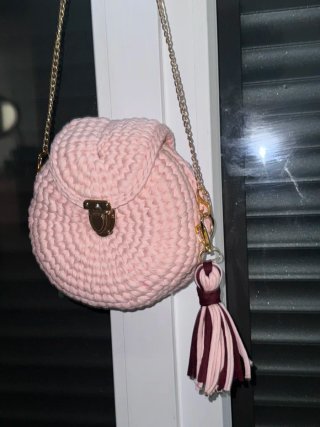 Bolso rosa tejido con cadena dorada