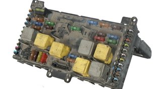 1868797 caja relés mercedes-benz 6399000700 viano