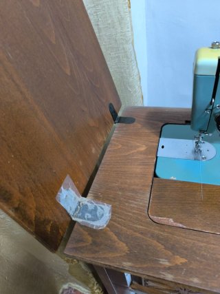 Maquina de coser Alfa con su mueble castellano