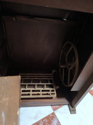 Maquina de coser Alfa con su mueble castellano