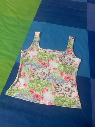Camiseta floral verde y rosa