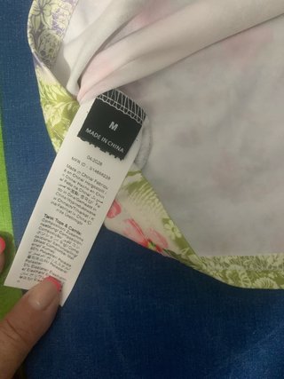 Camiseta floral verde y rosa