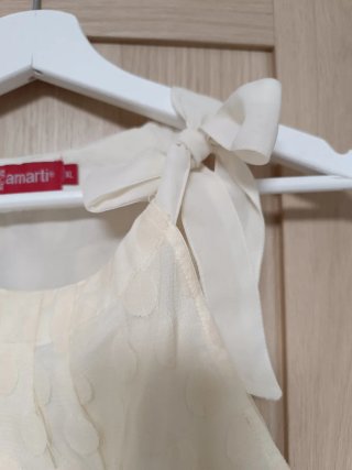 Blusa blanca con lazos