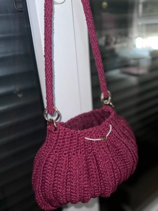 Bolso de fiesta morado con detalles dorados