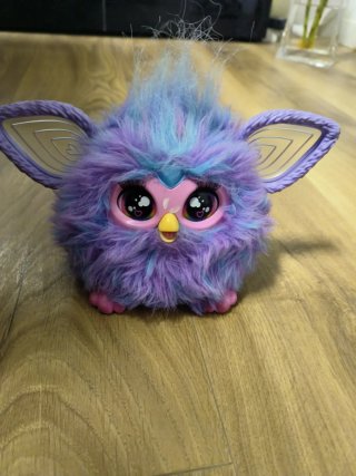 Furby Morado con Orejas Verdes Luminosas