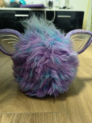 Furby Morado con Orejas Verdes Luminosas