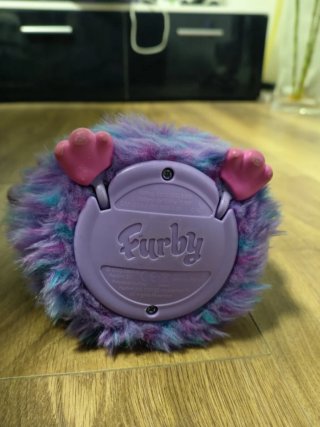 Furby Morado con Orejas Verdes Luminosas