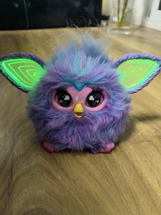 Furby Morado con Orejas Verdes Luminosas