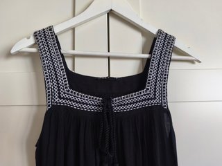 Vestido de estilo boho y escote cuadrado. Talla S