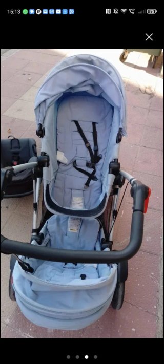 Carro gemelar azul con silla de coche