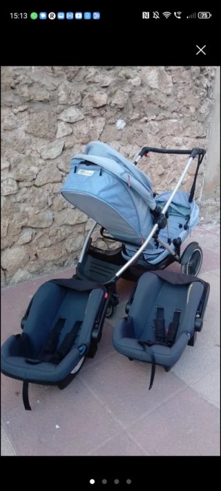 Carro gemelar azul con silla de coche