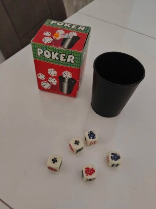 Dados y cubiletes para póker