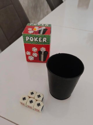 Dados y cubiletes para póker