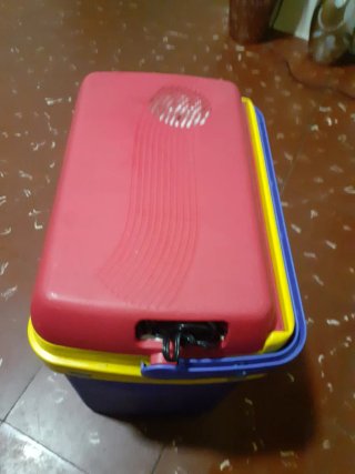 Nevera portátil roja y amarilla