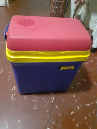 Nevera portátil roja y amarilla