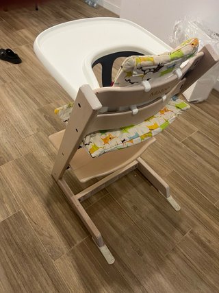 Trona Stokke madera con cojines