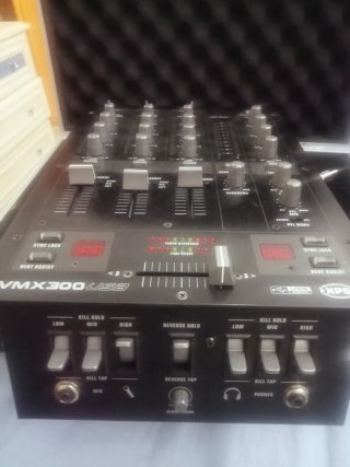 Mesa de Mezclas Behringer VMX300 USB