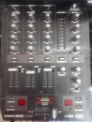 Mesa de Mezclas Behringer VMX300 USB