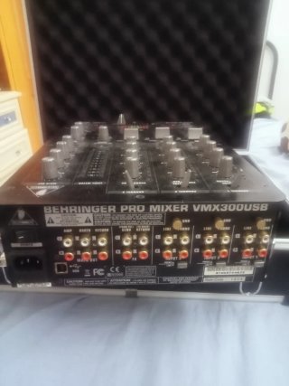 Mesa de Mezclas Behringer VMX300 USB