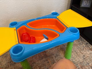 Mesa de actividades infantil